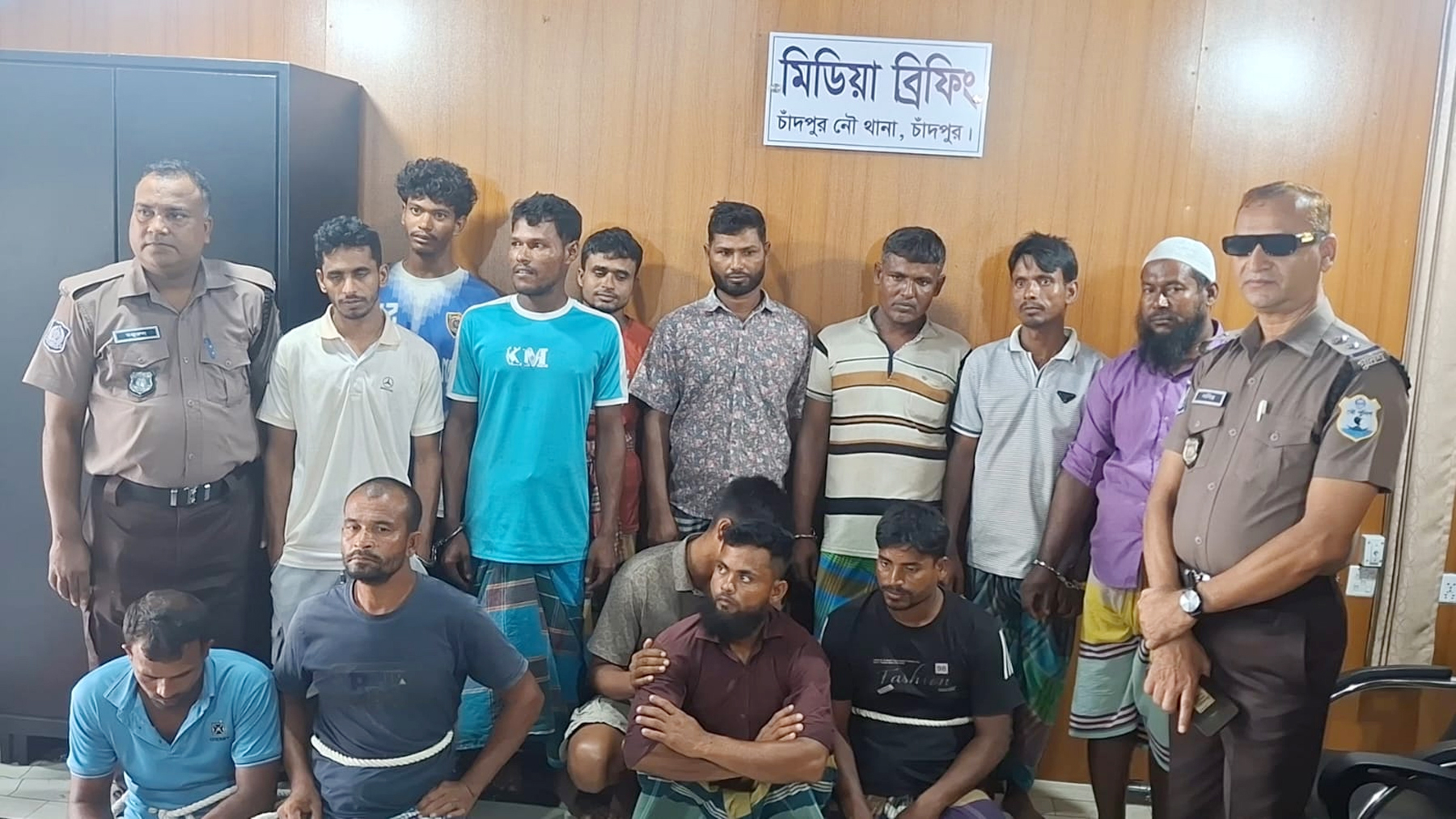 চাঁদপুরে ১০ মণ ইলিশসহ ২১ জেলে গ্রেপ্তার, ৬ নৌকা জব্দ