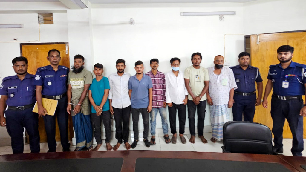 জাহাজের স্টাফদের অচেতন করে ১৩ কোটি টাকার চিনি চুরির চেষ্টা, গ্রেপ্তার ৮