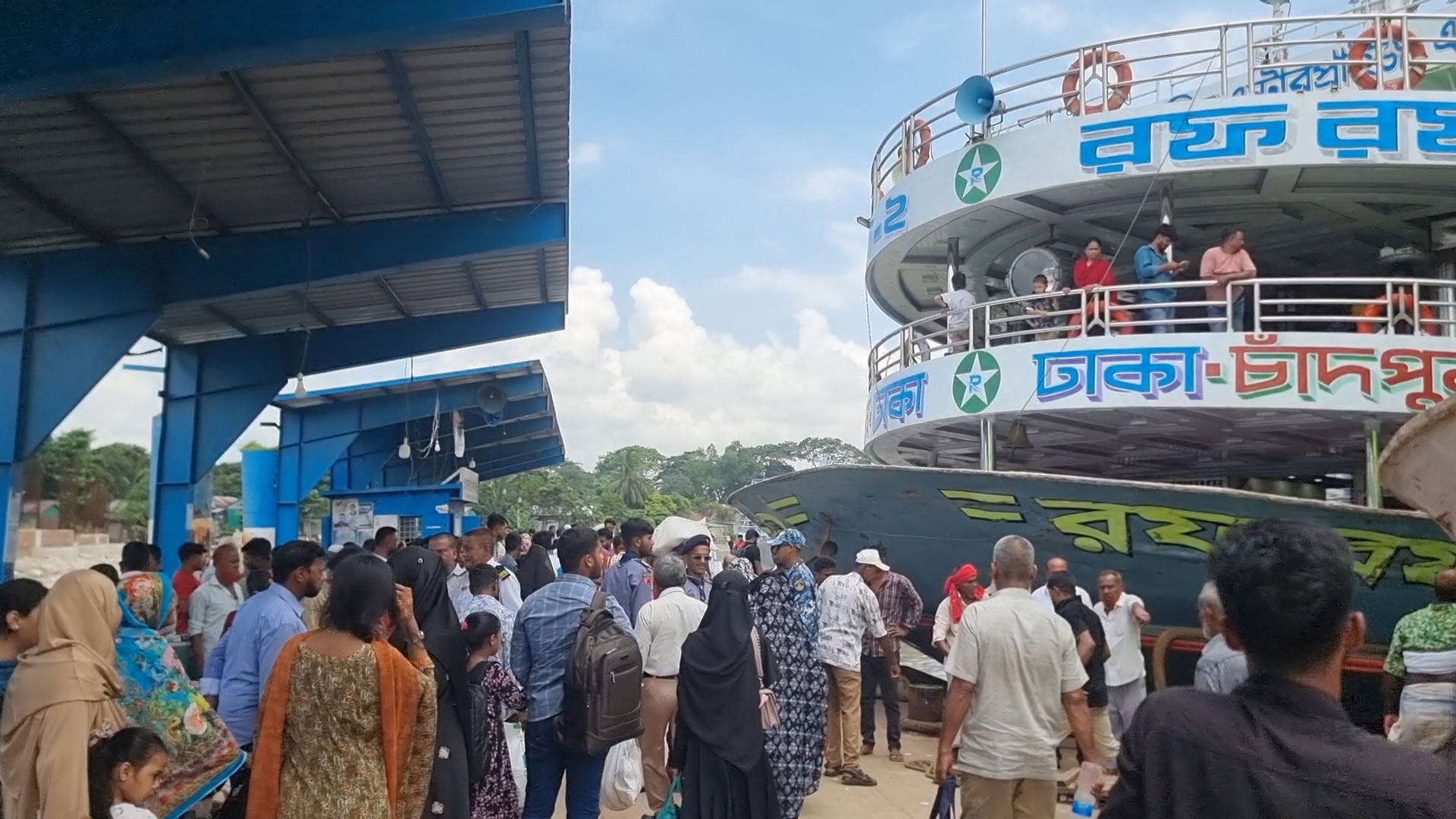 চাঁদপুর থেকে কর্মস্থলে ফেরা শুরু, লঞ্চঘাটে যাত্রীদের ভিড়
