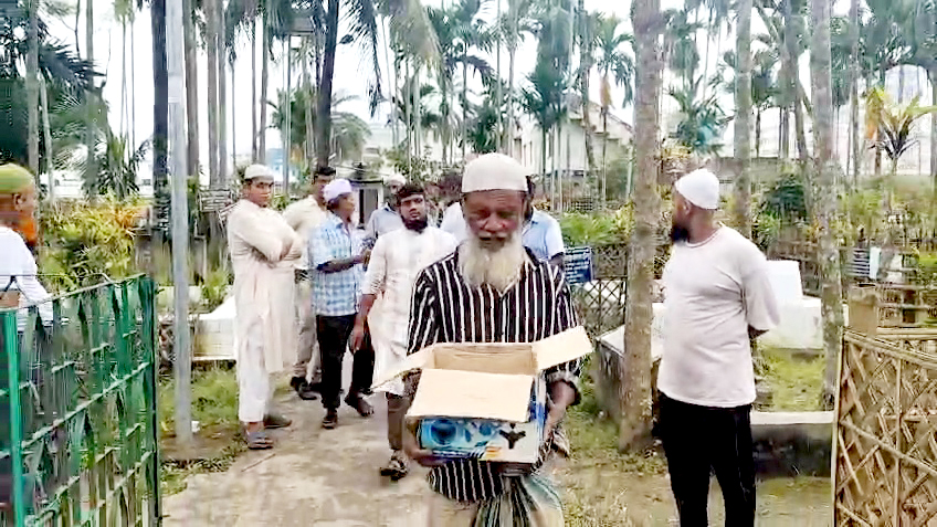 কবরস্থানে রেখে যাওয়া নবজাতক হঠাৎ নড়ে উঠল, হাসপাতালে ভর্তি