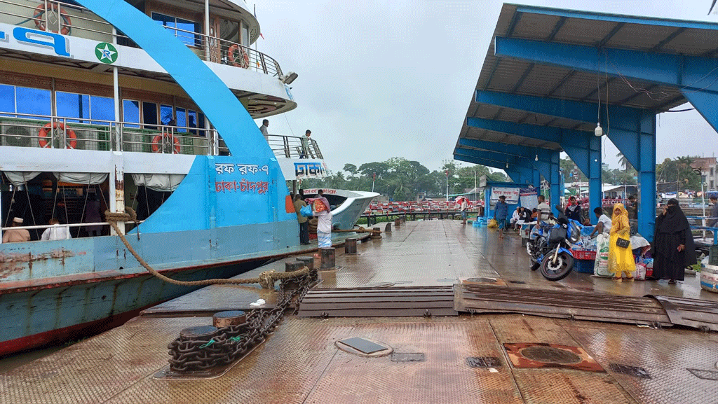 চাঁদপুরে মুষলধারে বৃষ্টি, ছোট নৌযান চলাচল বন্ধ