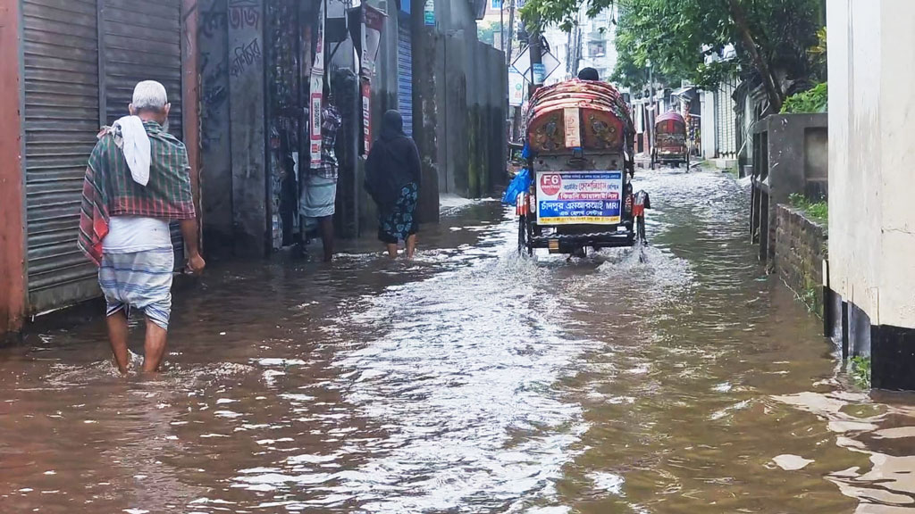 চাঁদপুরে টানা বৃষ্টিতে জলাবদ্ধতা, চরম ভোগান্তিতে মানুষ