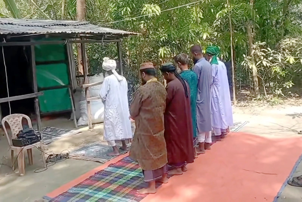 চাঁদপুরে দুই দিন আগে একগ্রামের ৭ মুসল্লির ঈদ উদ্‌যাপন