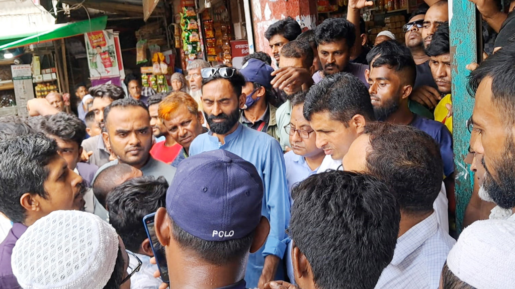 নিয়ম মানতে নারাজ চালকেরা, যানবাহন বন্ধ করে বিক্ষোভ