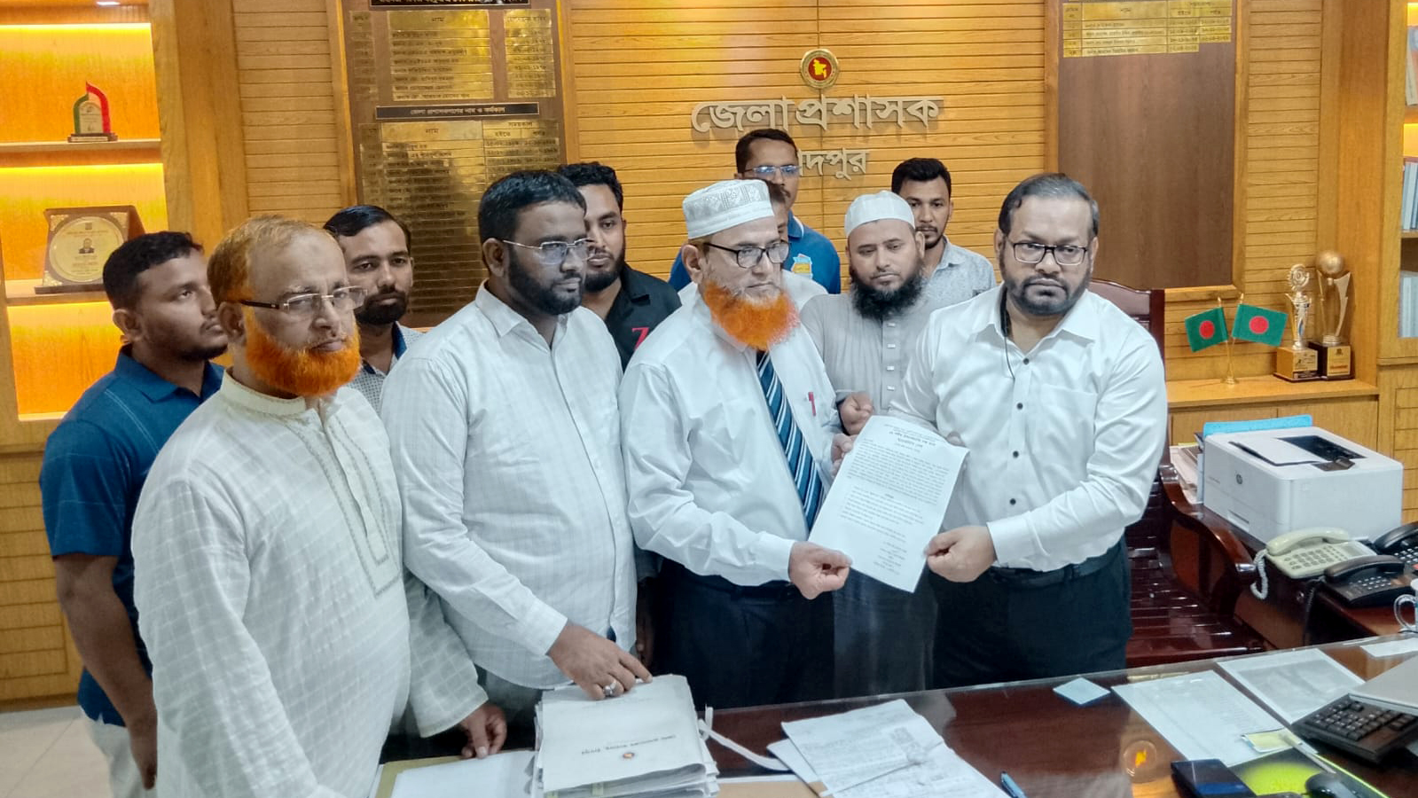 জ্বালানি-গ্যাস সংকট ও দ্রব্যমূল্যের ঊর্ধ্বগতির প্রতিবাদে চাঁদপুরে ১১ দলের স্মারকলিপি