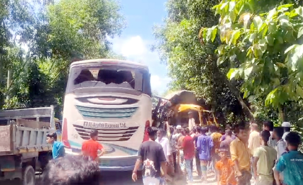 চাঁদপুরে সড়ক দুর্ঘটনায় নিহতদের পরিচয় মিলেছে, দিনে বালুবাহী ট্রাক চলাচল বন্ধ