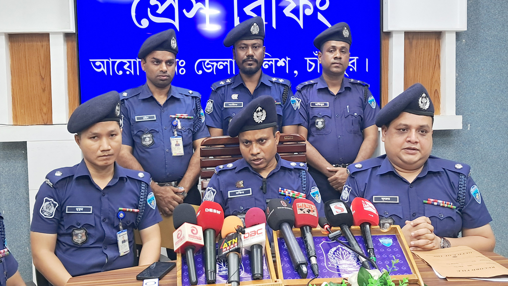 চাঁদপুরে স্বর্ণালংকার চুরির ঘটনায় গ্রেপ্তার ২, নগদ টাকাসহ সোনা উদ্ধার