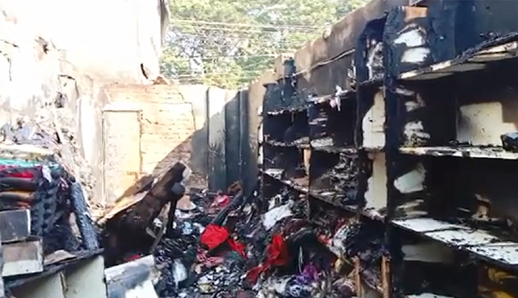 হাজীগঞ্জের বলাখাল বাজারে আগুনে পুড়েছে ৫ ব্যবসাপ্রতিষ্ঠান