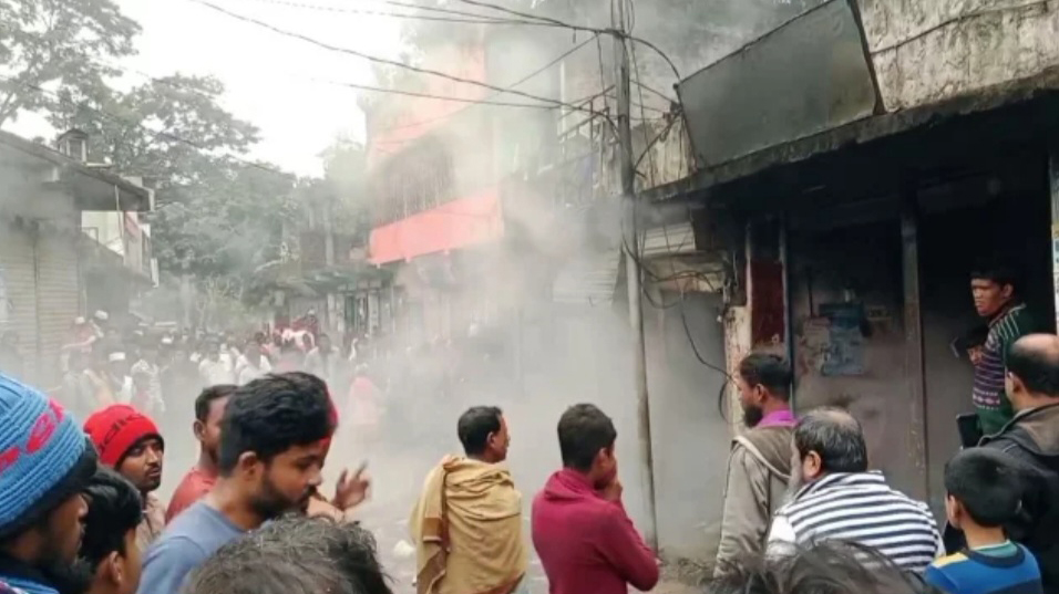 চাঁদপুরে আগুনে কিশোরের মৃত্যু, পুড়েছে ৫ ব্যবসাপ্রতিষ্ঠান