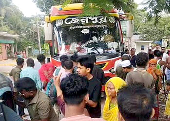 চাঁদপুরে বাবার মৃত্যুর ৭ দিন পর বাসচাপায় ছেলের মৃত্যু