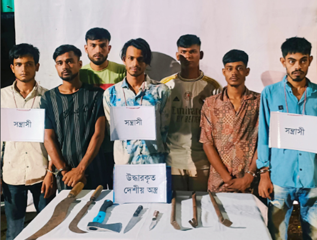 চাঁদপুরে দেশীয় অস্ত্রসহ কিশোর গ্যাংয়ের ৬ সদস্য গ্রেপ্তার
