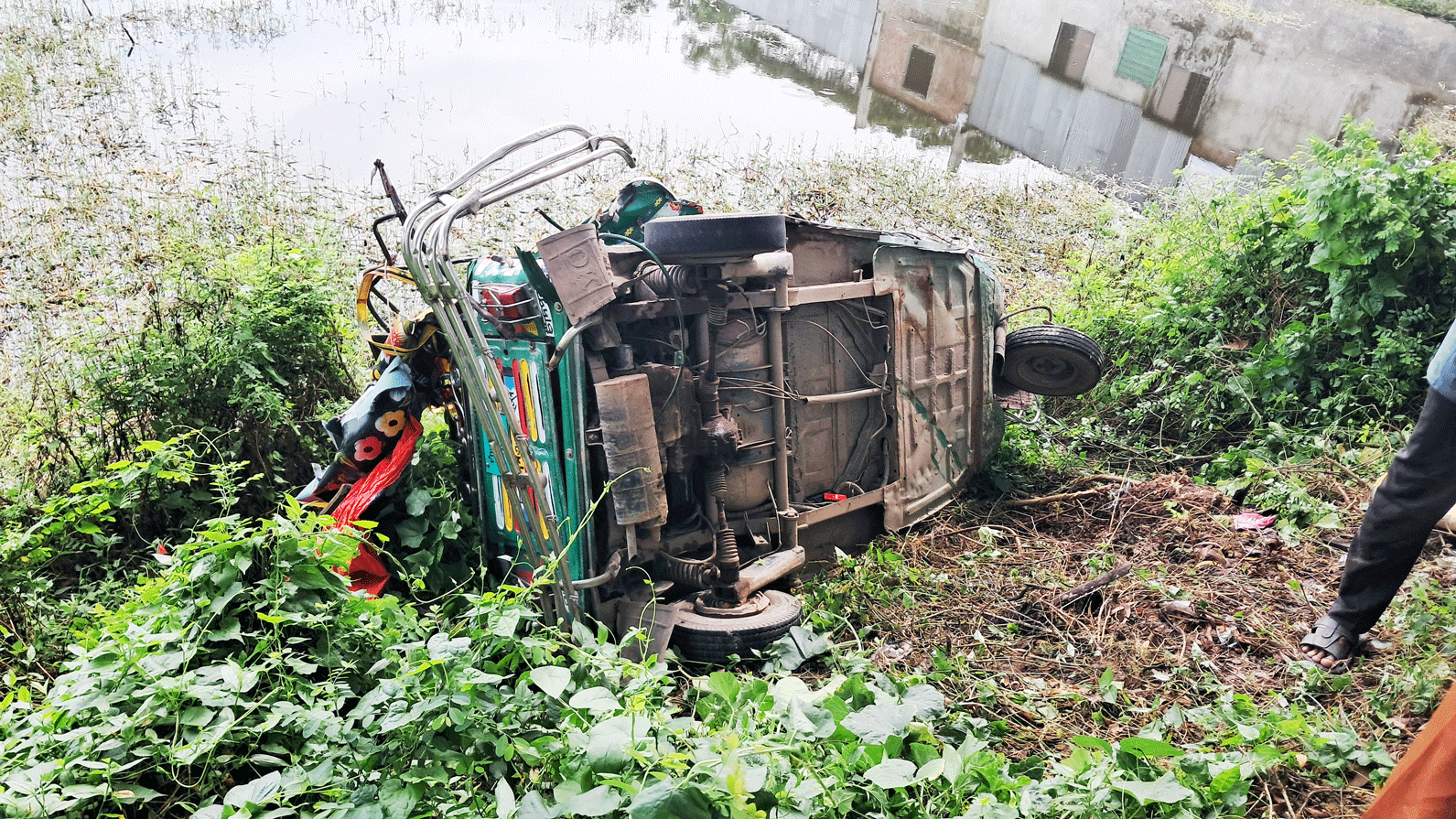 চাঁদপুরে ট্রাক-সিএনজি অটোরিকশার সংঘর্ষে নারী নিহত, আহত ২