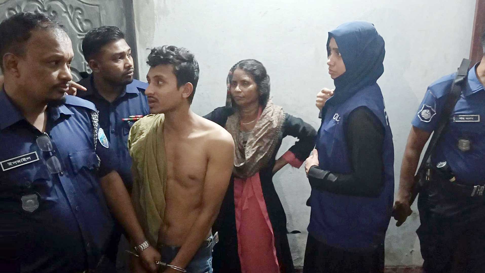 হাত-পা বাঁধা অবস্থায় বৃদ্ধ উদ্ধার, স্ত্রী-সন্তানেরা আটক