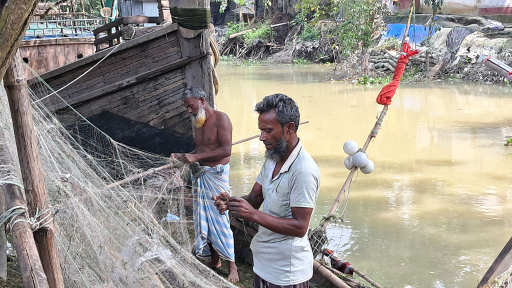 চাঁদপুরের পদ্মা-মেঘনার অভয়াশ্রমে ২২ দিন মাছ ধরা নিষেধ