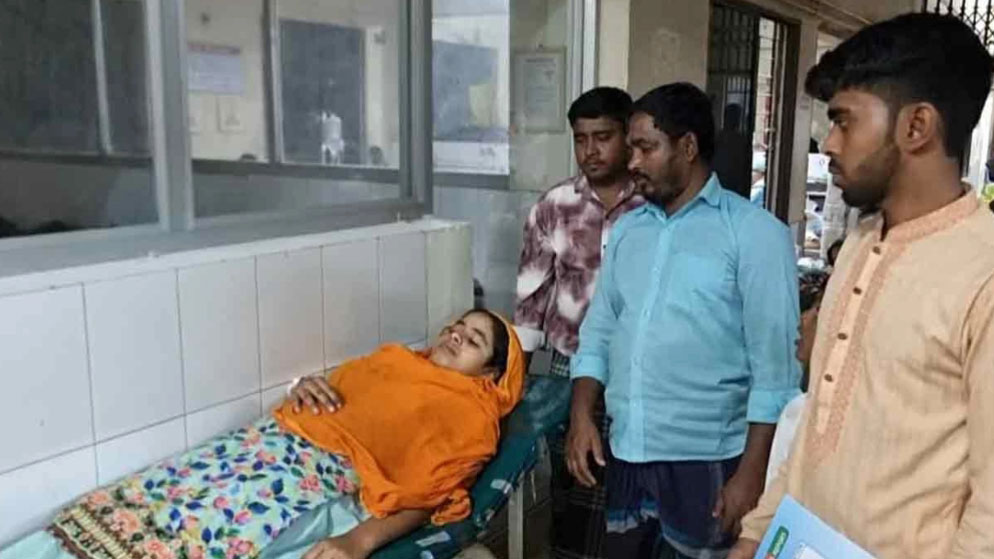 বালুবাহী ট্রলারের ধাক্কায় যাত্রীবাহী নৌকাডুবি, আহত ৪