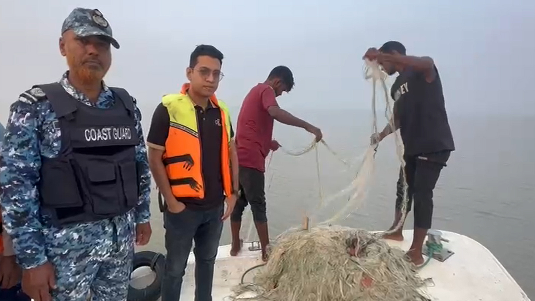 চাঁদপুরে দুই আড়তদারকে জরিমানা, ইলিশ ও নিষিদ্ধ কারেন্টজাল জব্দ