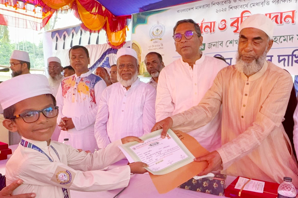 চাঁদপুরে দেড় শতাধিক মেধাবী শিক্ষার্থীকে সংবর্ধনা ও বৃত্তি প্রদান