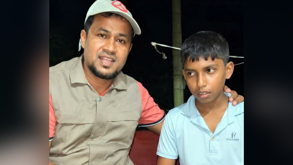মোবাইল না দেওয়ায় মা-বাবার বিরুদ্ধে অভিযোগ নিয়ে থানায় কিশোর