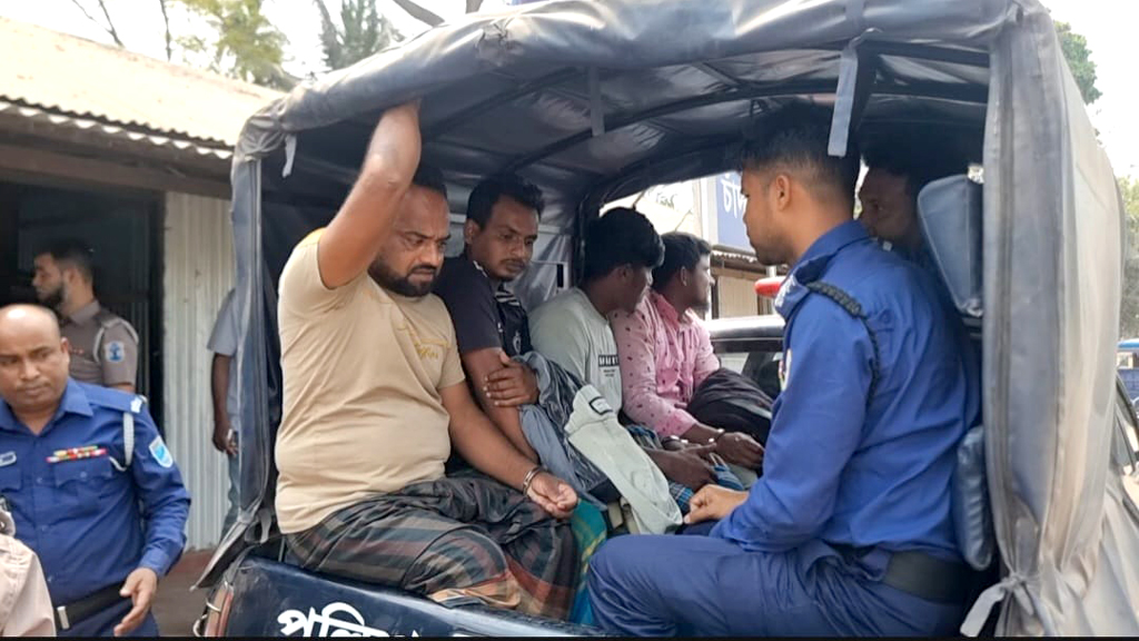 নিষেধাজ্ঞা অমান্য করায় মেঘনায় থেকে ৬ বাল্কহেড জব্দ, ১৪ শ্রমিক গ্রেপ্তার