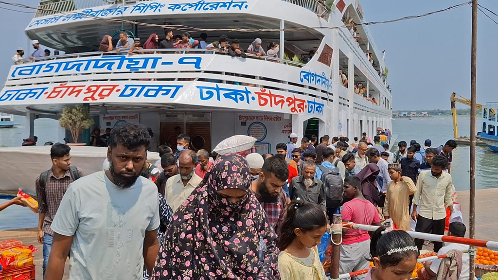 চাঁদপুর লঞ্চঘাটের নির্মাণকাজ শেষ হয়নি, ঈদে ঘরমুখী যাত্রীদের দুর্ভোগ