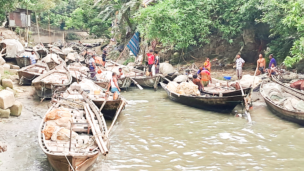 অভয়াশ্রমে মাছ শিকারে নিষেধাজ্ঞা উঠছে আজ