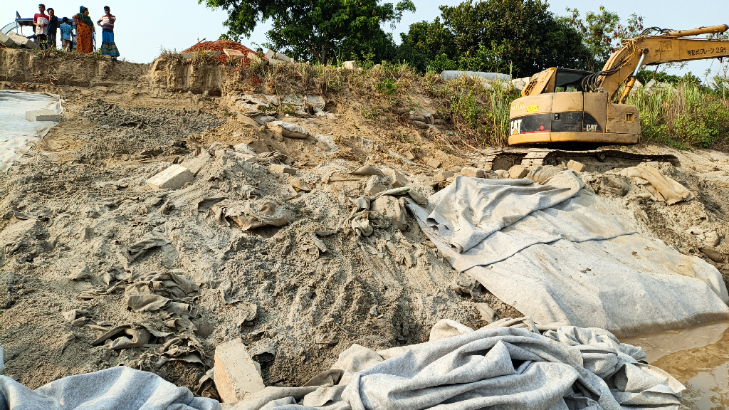 পাউবোর কাজে অনিয়মের অভিযোগ, বন্ধের নির্দেশ এমপির