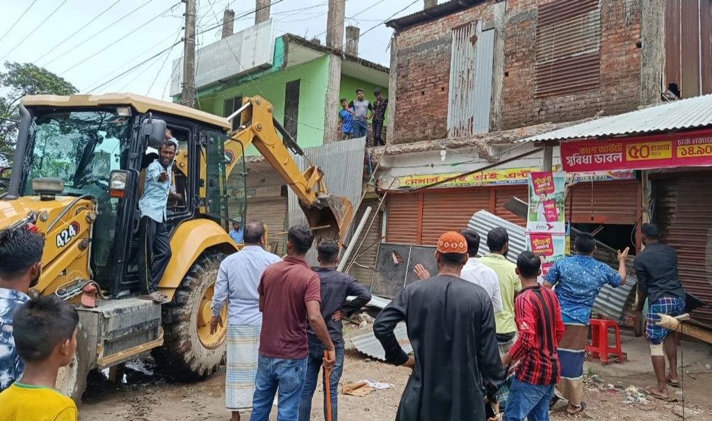 চাঁদপুরে সড়কের দুই পাশ থেকে ৩ শতাধিক অবৈধ স্থাপনা উচ্ছেদ