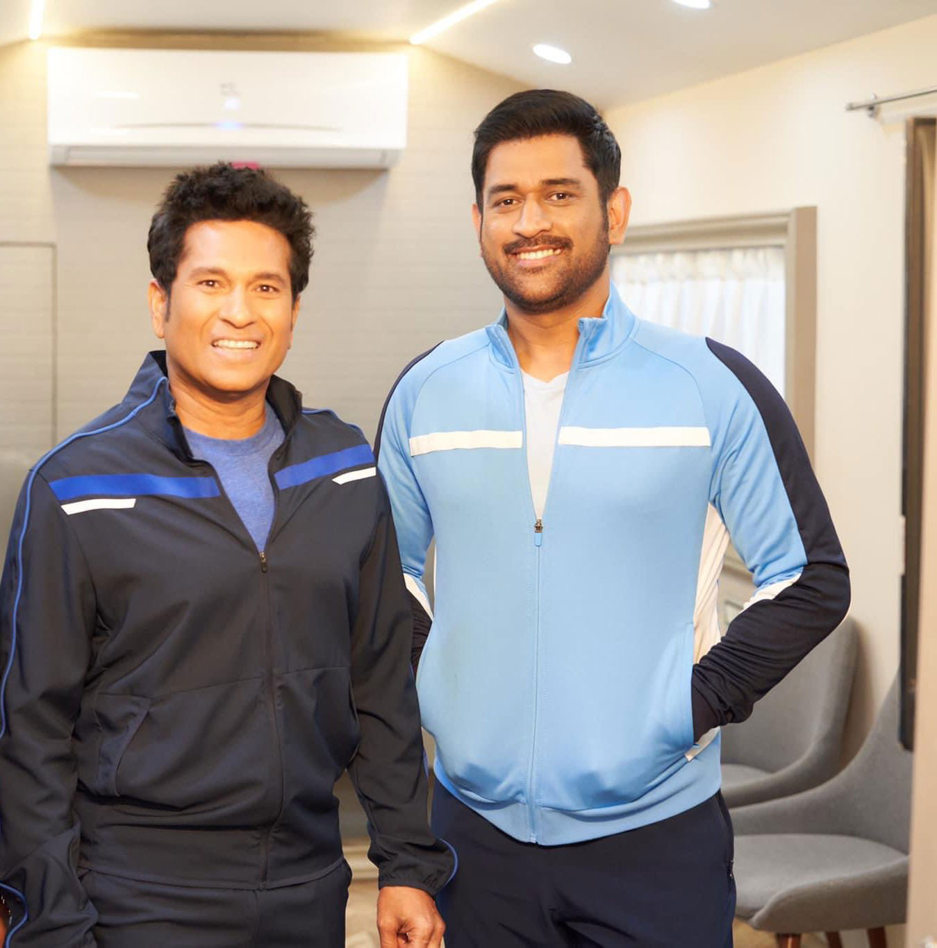 আজ মাহেন্দ্র সিং ধোনির ৪২ তম জন্মদিন। পয়দা দিন উপলক্ষে ভারতের সাবেক অধিনায়ককে অভিনন্দন জানিয়েছেন কিংবদন্তি ব্যাটার। ধোনির সঙ্গে নিজের ছবি দিয়ে সামাজিক মাধ্যমে ‘লিটল মাস্টার’ ক্যাপশন দিয়েছেন, ‘তোমার হেলিকপ্টার শটের মতোই সব সময় উঁচুতে উড়তে থাক। শুভ জন্মদিন এমএস!’ ছবি: টুইটার