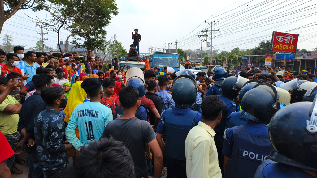 শ্রীপুরে বেতন-বোনাসের দাবিতে শ্রমিকদের বিক্ষোভ, মহাসড়ক অবরোধ