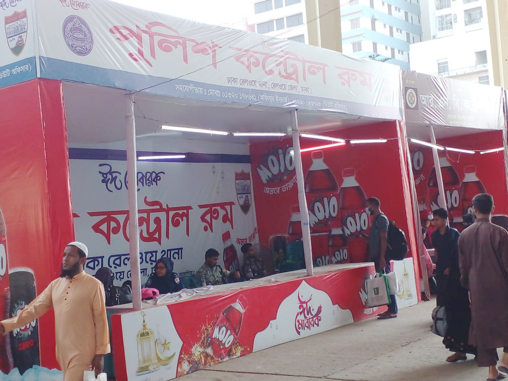 যাত্রীদের নিরাপত্তা ও অভিযোগ খতিয়ে দেখতে ঢাকা রেলওয়ে থানা, র‍্যাব-৩ ও রেলওয়ের নিরাপত্তা কর্তৃপক্ষ কন্ট্রোল রুম খুলেছে।