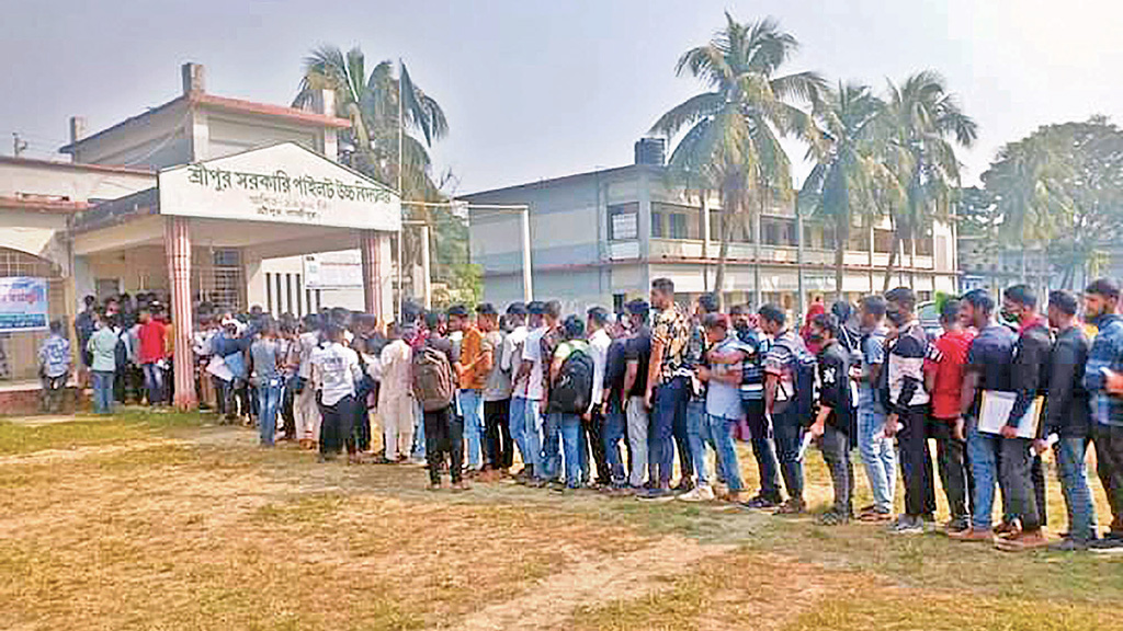 টিকা পেলেন পাঁচ হাজার এইচএসসি পরীক্ষার্থী