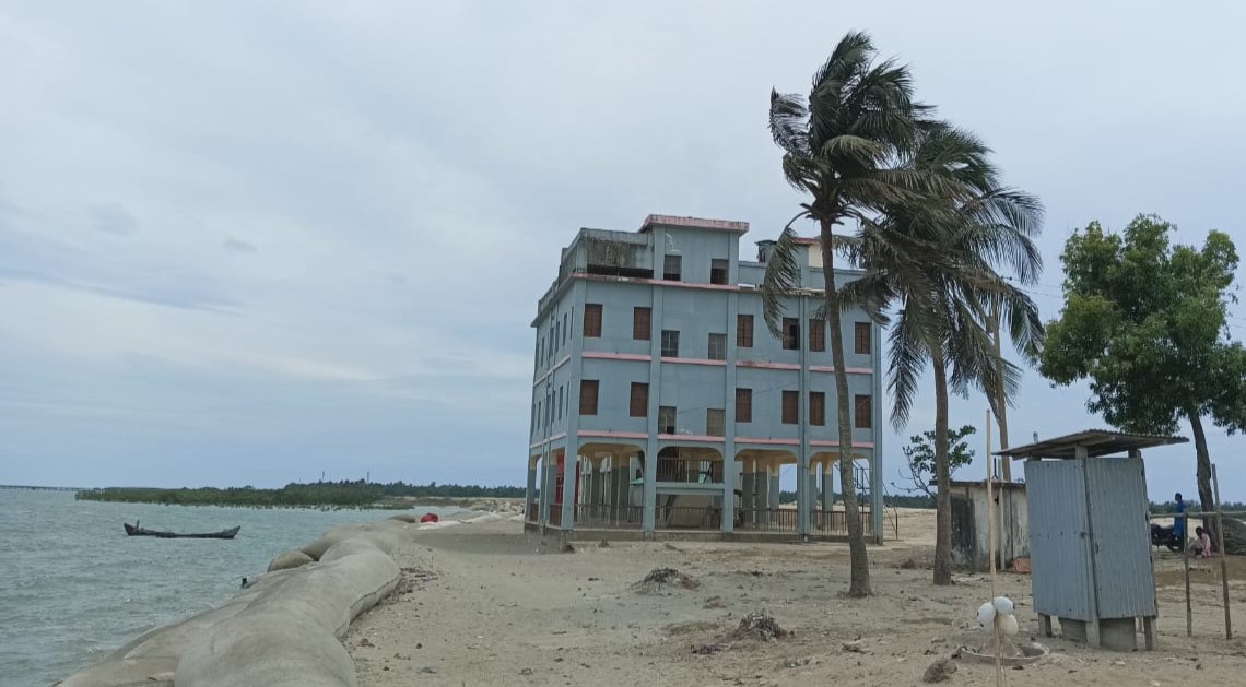 ‘দুর্বল বেড়িবাঁধে হুমকির মুখে উপকূল’