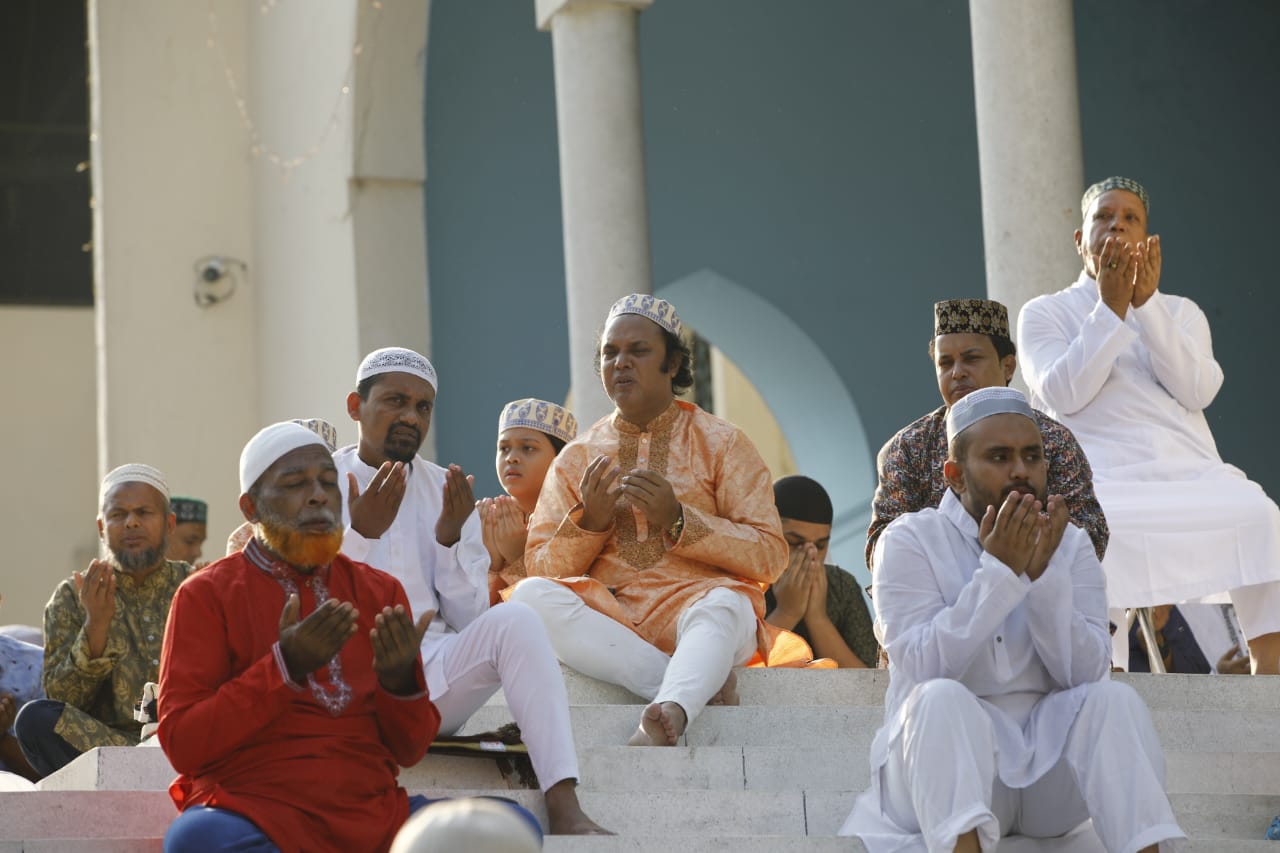 নামাজ আদায় শেষে দেশ-জাতির মঙ্গল কামনায় মহান আল্লাহর কাছে প্রার্থনা।