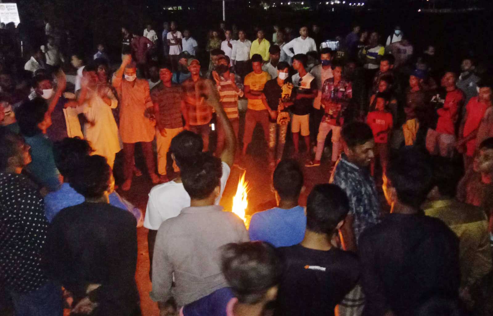 যুবলীগ নেতাকে গুলি, নেতাকর্মীদের অবরোধে ৩ ঘণ্টা অচল পর্যটন নগরী