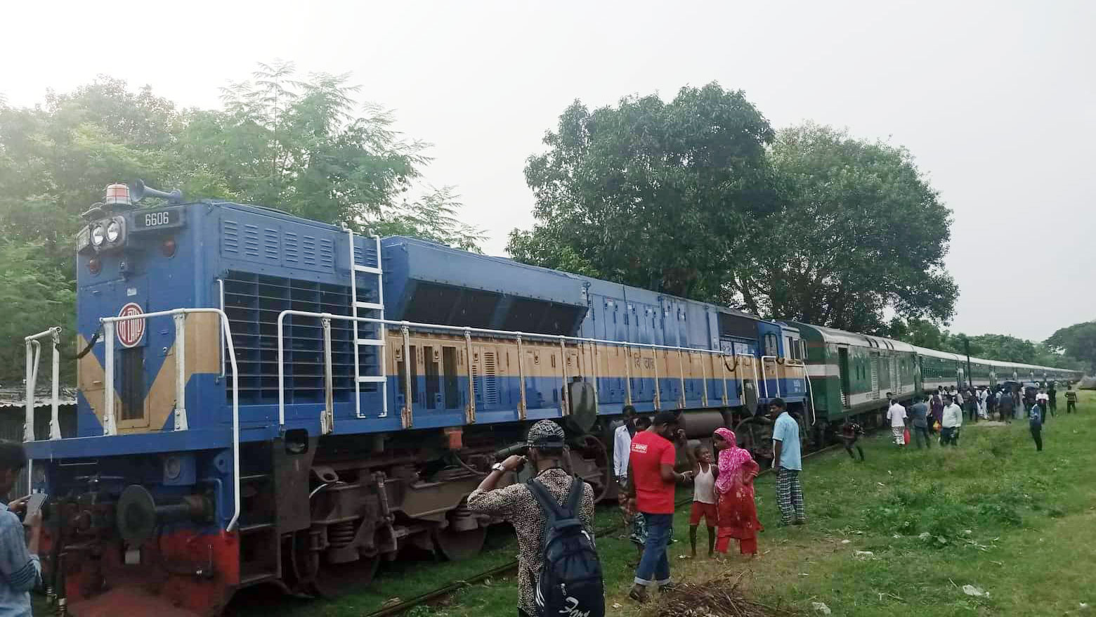 সিলেটে ট্রেন লাইনচ্যুত, সারা দেশের সঙ্গে যোগাযোগ বন্ধ