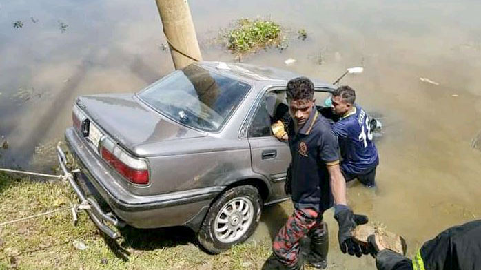 বানিয়াচংয়ে প্রাইভেট কার খাদে পড়ে নিহত ১ 