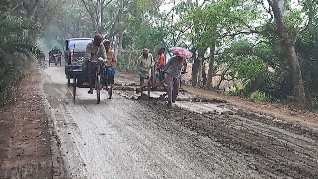 পাকা সড়কে ইটভাটার মাটি, দুর্ভোগে ৭ ইউনিয়নের মানুষ 