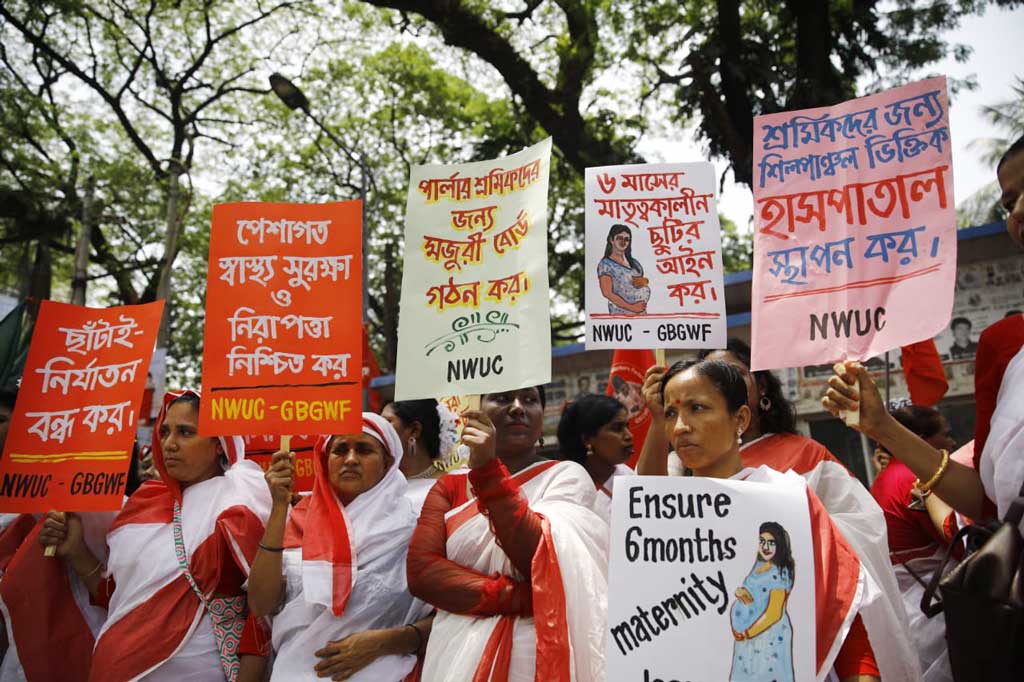 মহান মে দিবসে কর্মক্ষেত্রে নিরাপত্তা নিশ্চিত করাসহ নানা দাবি নিয়ে জাতীয় প্রেস ক্লাবের সামনে শ্রমিক সংগঠনদের নেতাকর্মীদের বিক্ষোভ। ১ মে ২০২৪, জাতীয় প্রেস ক্লাব, ঢাকা। ছবি: হাসান রাজা