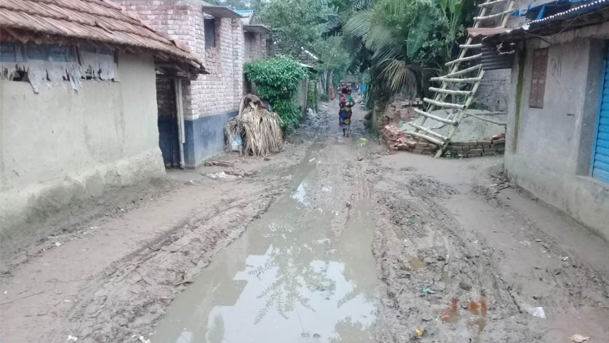 ২০ বছরেও সংস্কার হয়নি মজিদপুর-দাসপাড়া সড়ক, ভোগান্তি