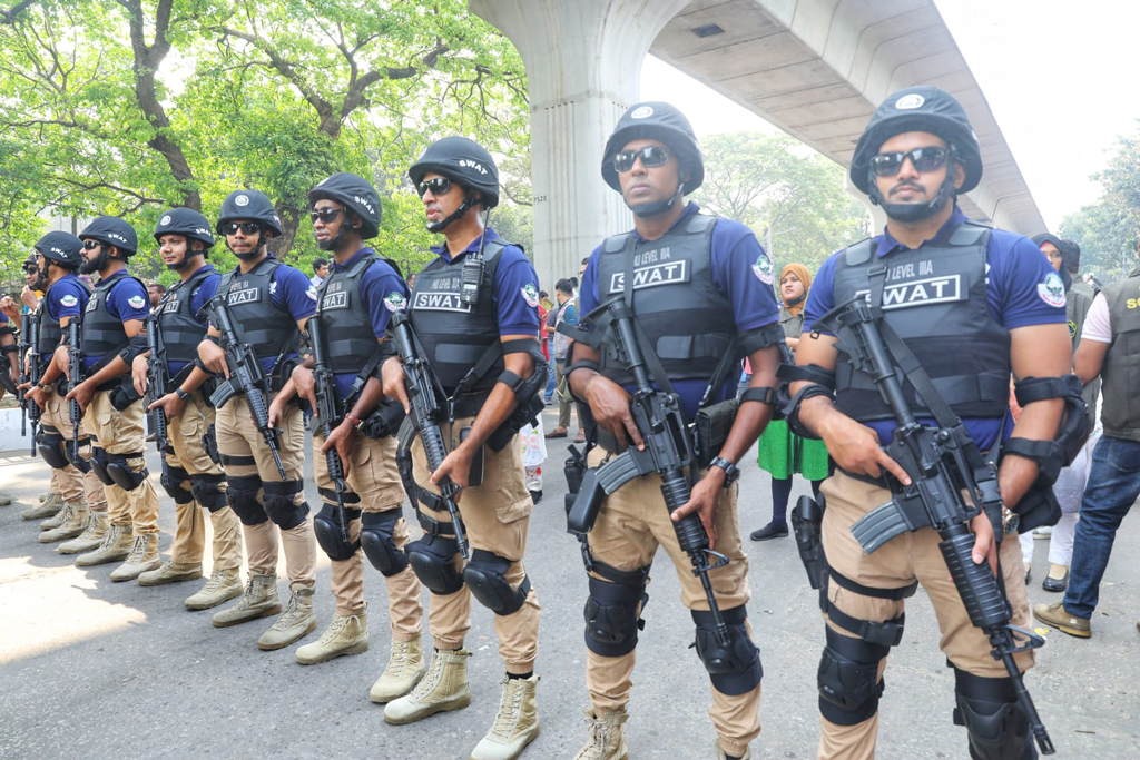 মঙ্গল শোভাযাত্রাকে ঘিরে আইনশৃঙ্খলা বাহিনীর নিরাপত্তা। ছবি মেহেদী হাসান