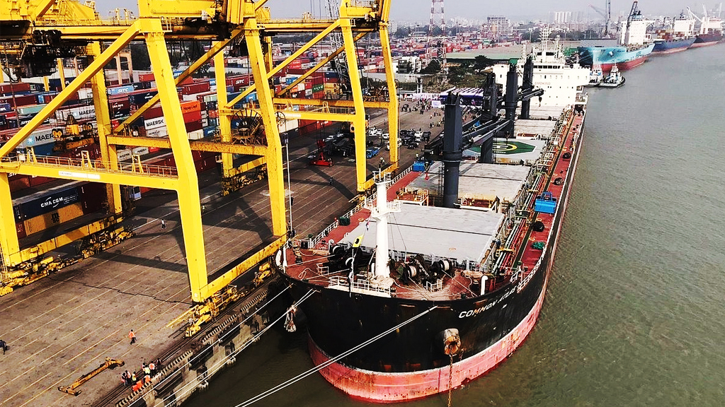 তেল-গ্যাস নিয়ে চট্টগ্রাম বন্দরে ৭ জাহাজের প্রবেশ