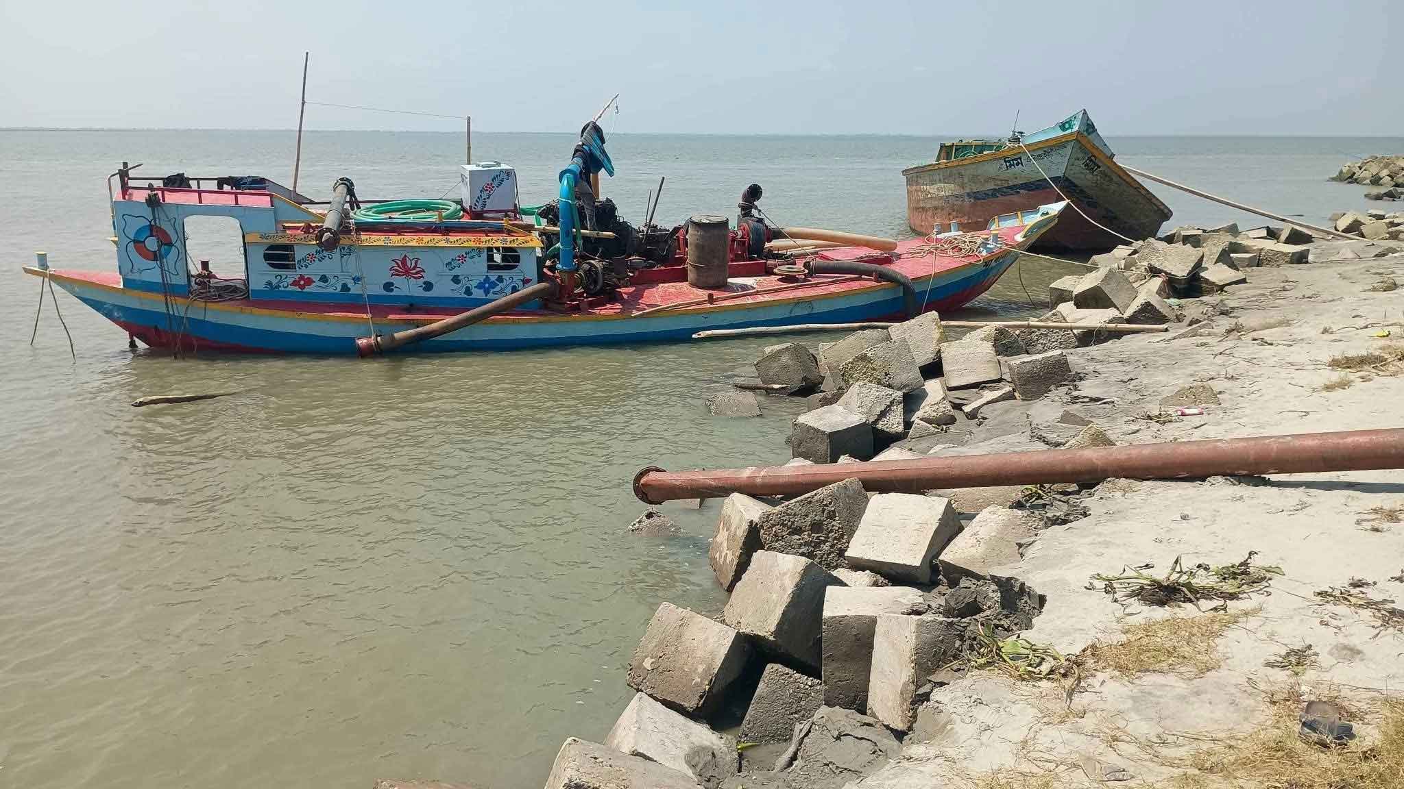 ড্রেজার দিয়ে অবৈধভাবে বালু উত্তোলন, হুমকিতে হাইমচর নদী রক্ষা বাঁধ