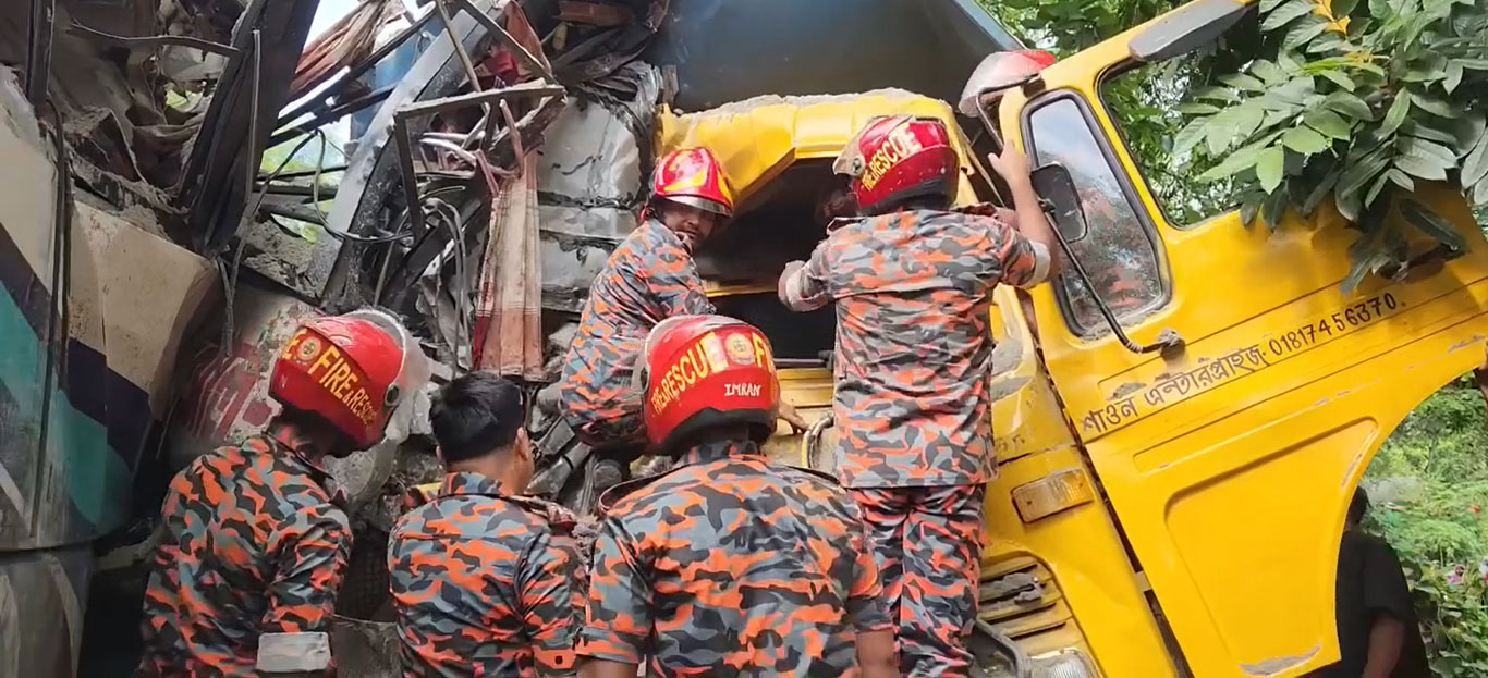 চাঁদপুরে বাস-ট্রাকের মুখোমুখি সংঘর্ষে নিহত ৩, আহত ১৫