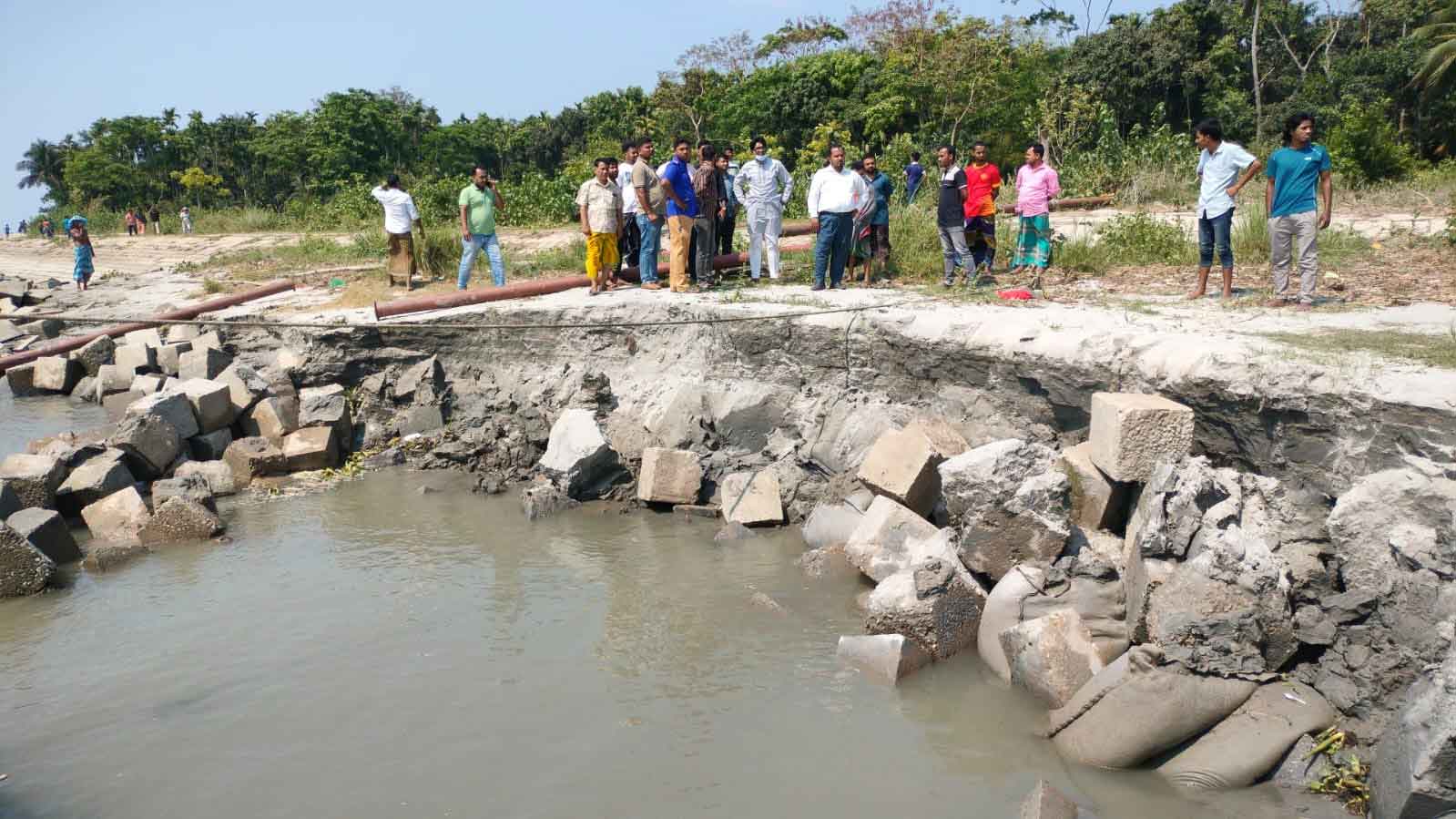 হাইমচর উপজেলার ১ নম্বর গাজীনগর এলাকায় নদী রক্ষা বাঁধসংলগ্ন কয়েক একর বালুচর ড্রেজার দিয়ে কেটে নিয়েছে। ছবি: আজকের পত্রিকা