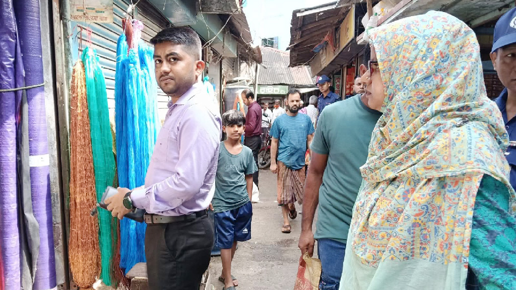 চাঁদপুরে নিষিদ্ধ পলিথিন জব্দ, ২ ব্যবসায়ীকে জরিমানা