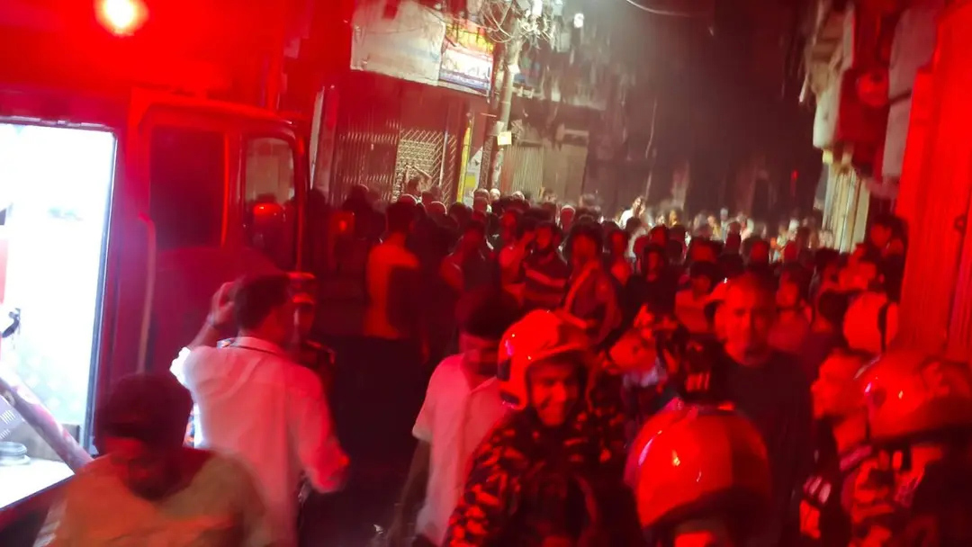 চকবাজারের আগুন এখনো নিয়ন্ত্রণে আসেনি, কাজ করছে ফায়ার সার্ভিসের ১০ ইউনিট