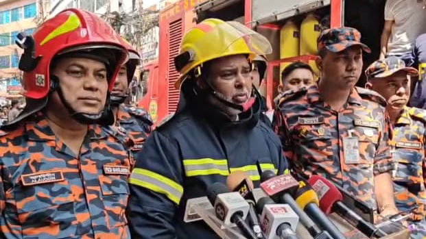 চকবাজারে ক্ষতিগ্রস্ত গুদামের মালামাল না সরালে আবারও আগুন ধরতে পারে: ফায়ার সার্ভিস