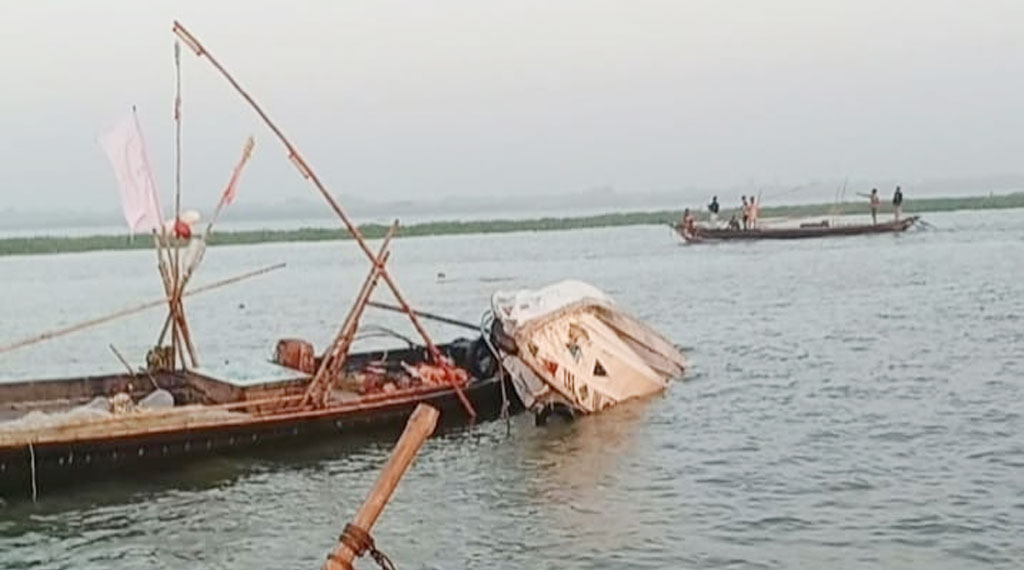 জেলেদের ধাওয়া করতে গিয়ে মেঘনায় ডুবল নৌ-পুলিশের স্পিডবোট, হারাল শটগান