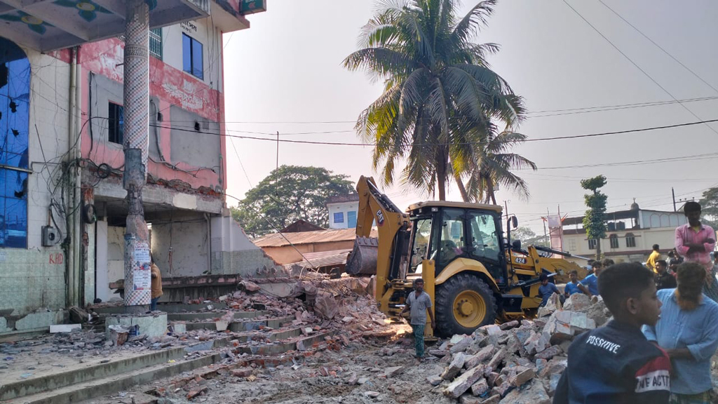 চাঁদপুর-কুমিল্লা আঞ্চলিক সড়কে ৫ শতাধিক অবৈধ স্থাপনা উচ্ছেদ