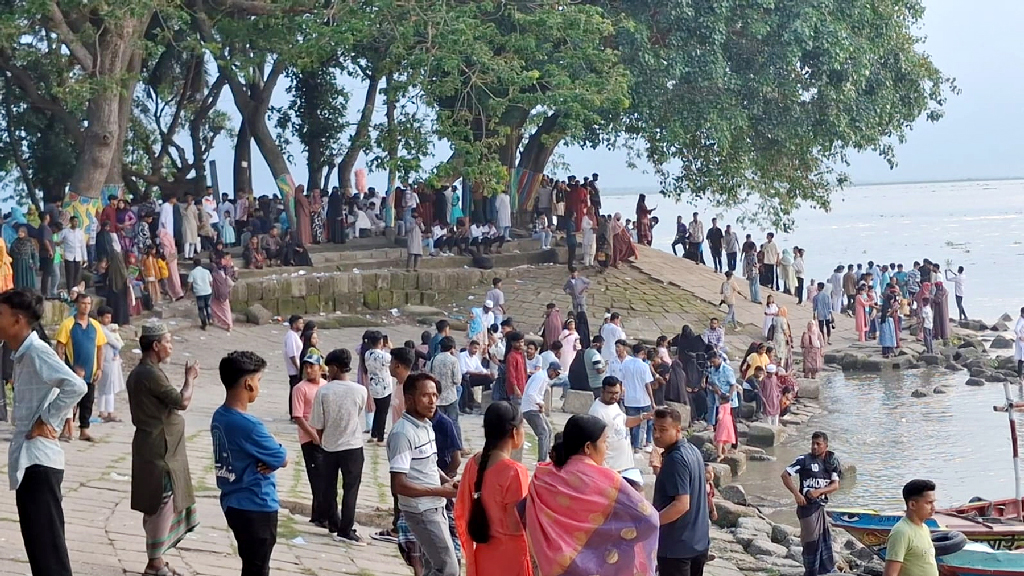 ঈদ ছুটিতে চাঁদপুরের তিন নদীর মোহনায় মানুষের ঢল